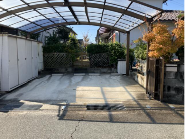 佐賀市高木瀬西、中古一戸建ての駐車場画像です