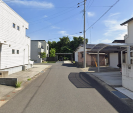 佐賀市大和町、中古一戸建ての前面道路を含む現地写真画像です