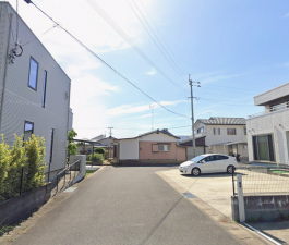 佐賀市大和町、中古一戸建ての前面道路を含む現地写真画像です