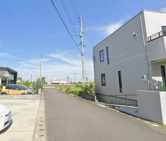 佐賀市大和町、中古一戸建ての前面道路を含む現地写真画像です