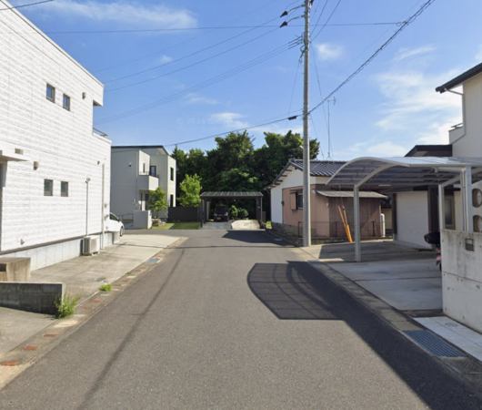 佐賀市大和町、中古一戸建ての前面道路を含む現地写真画像です