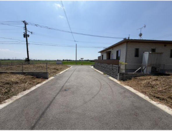 佐賀市久保泉町、土地の前面道路を含む現地写真画像です