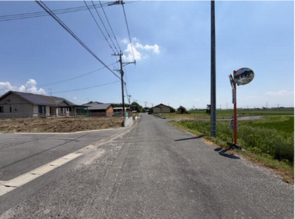 佐賀市久保泉町、土地の前面道路を含む現地写真画像です