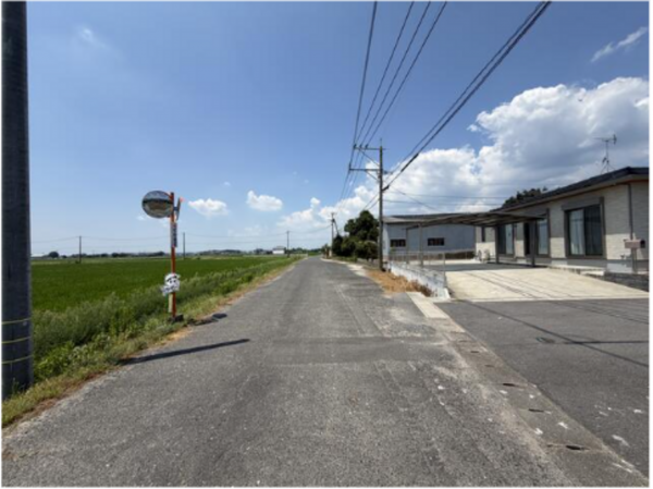 佐賀市久保泉町、土地の前面道路を含む現地写真画像です