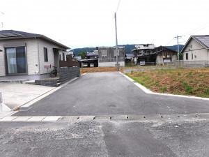 佐賀市久保泉町、土地の前面道路を含む現地写真画像です