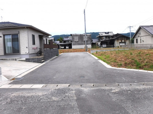 佐賀市久保泉町、土地の前面道路を含む現地写真画像です
