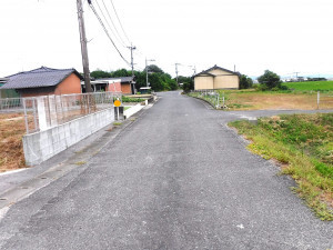 佐賀市久保泉町、土地の前面道路を含む現地写真画像です