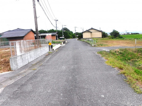 佐賀市久保泉町、土地の前面道路を含む現地写真画像です
