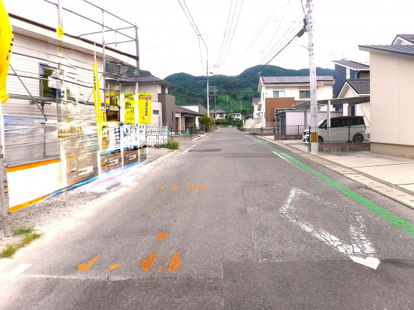 佐賀市大和町、新築一戸建ての前面道路を含む現地写真画像です