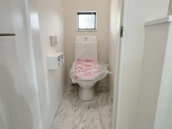 八尾市長池町、新築一戸建てのトイレ画像です