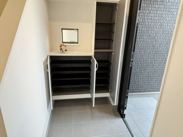 八尾市長池町、新築一戸建ての玄関画像です