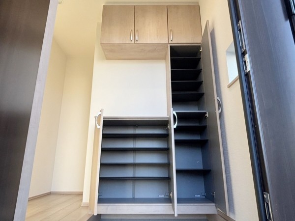 八尾市長池町、新築一戸建ての玄関画像です