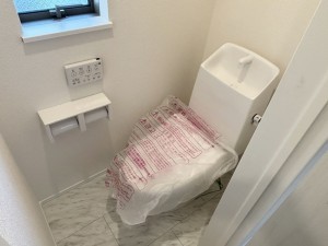 八尾市長池町、新築一戸建てのトイレ画像です