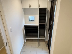 八尾市長池町、新築一戸建ての玄関画像です