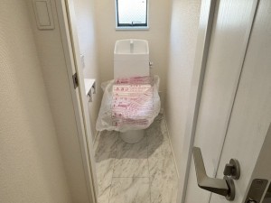八尾市長池町、新築一戸建てのトイレ画像です