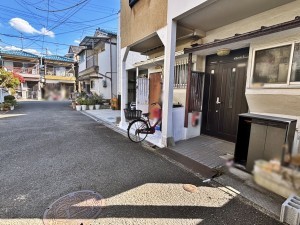 八尾市緑ヶ丘、中古一戸建ての前面道路を含む現地写真画像です