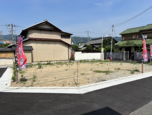 八尾市東弓削、土地の前面道路を含む現地写真画像です