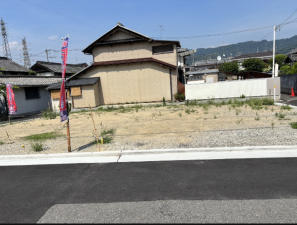 八尾市東弓削、土地の前面道路を含む現地写真画像です