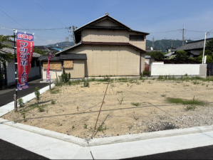 八尾市東弓削、土地の前面道路を含む現地写真画像です