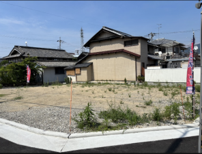 八尾市東弓削、土地の前面道路を含む現地写真画像です