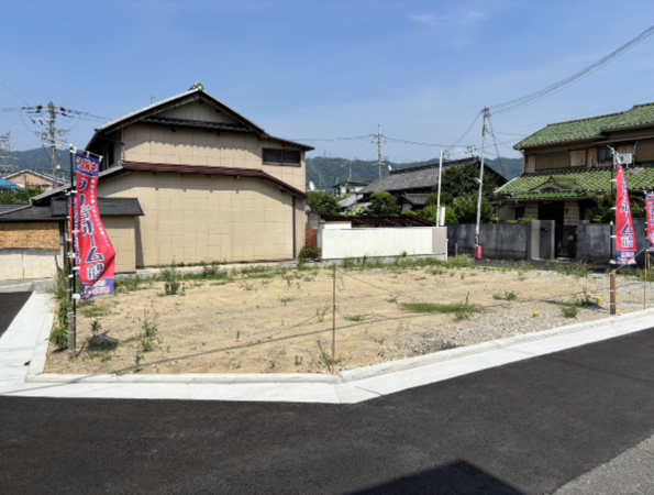 八尾市東弓削、土地の前面道路を含む現地写真画像です