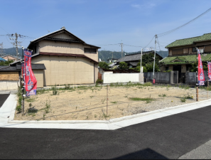 八尾市東弓削、土地の前面道路を含む現地写真画像です