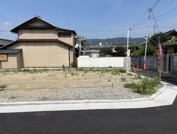 八尾市東弓削、土地の前面道路を含む現地写真画像です