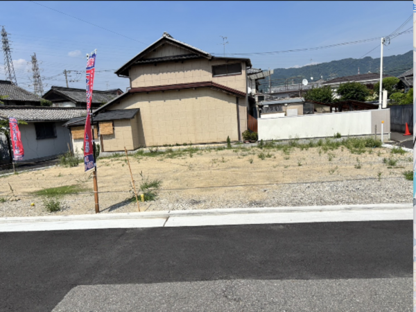八尾市東弓削、土地の前面道路を含む現地写真画像です