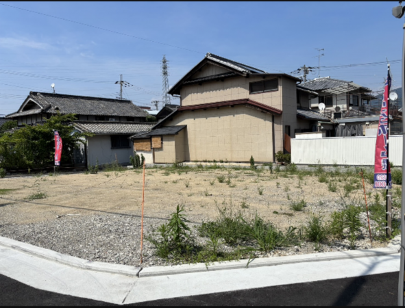 八尾市東弓削、土地の前面道路を含む現地写真画像です