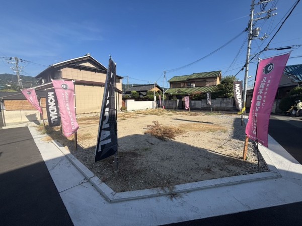 八尾市東弓削、土地の前面道路を含む現地写真画像です