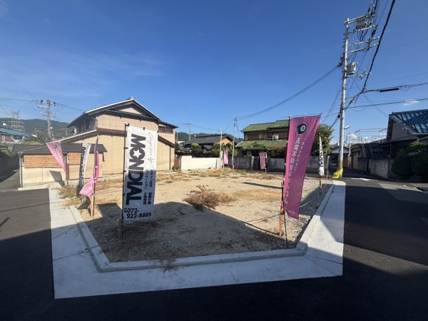 八尾市東弓削、土地の前面道路を含む現地写真画像です