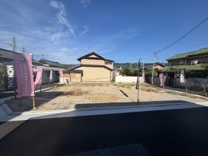 八尾市東弓削、土地の前面道路を含む現地写真画像です