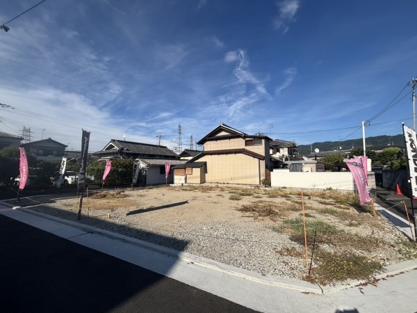 八尾市東弓削、土地の前面道路を含む現地写真画像です