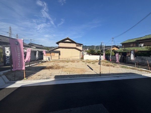 八尾市東弓削、土地の前面道路を含む現地写真画像です
