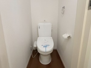 八尾市刑部、新築一戸建てのトイレ画像です