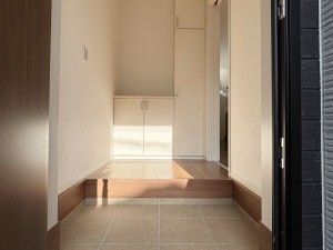 八尾市刑部、新築一戸建ての玄関画像です