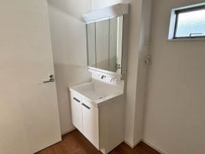 八尾市刑部、新築一戸建ての洗面画像です