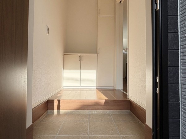 八尾市刑部、新築一戸建ての玄関画像です