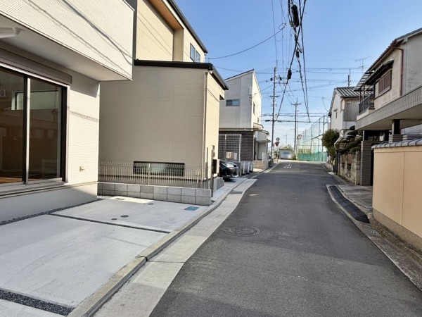 八尾市刑部、新築一戸建ての前面道路を含む現地写真画像です
