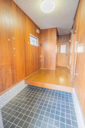 八尾市大竹、中古一戸建ての玄関画像です