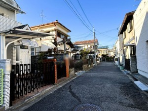八尾市東山本新町、中古一戸建ての前面道路を含む現地写真画像です
