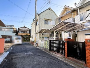 八尾市東山本新町、中古一戸建ての前面道路を含む現地写真画像です