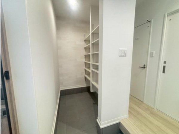 八尾市長池町、中古一戸建ての玄関画像です