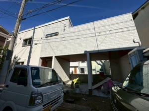 八尾市南亀井町、新築一戸建ての前面道路を含む現地写真画像です