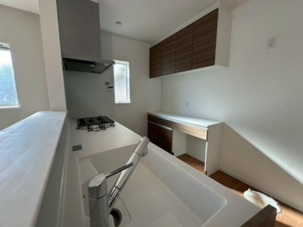 八尾市南亀井町、新築一戸建てのキッチン画像です