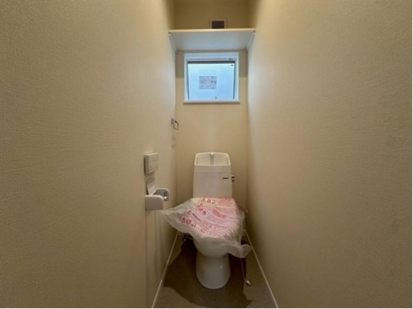 八尾市南亀井町、新築一戸建てのトイレ画像です