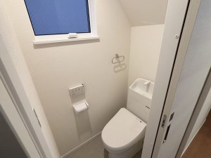 八尾市渋川町、新築一戸建てのトイレ画像です