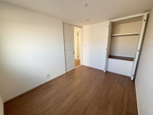 八尾市渋川町、新築一戸建ての寝室画像です