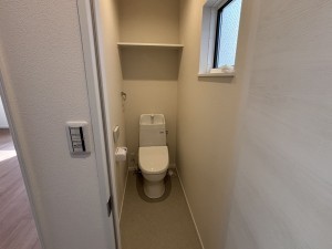 八尾市渋川町、新築一戸建てのトイレ画像です