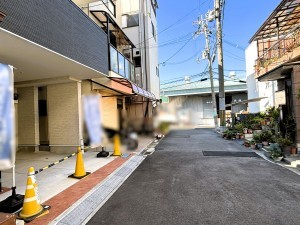 八尾市東弓削、新築一戸建ての前面道路を含む現地写真画像です